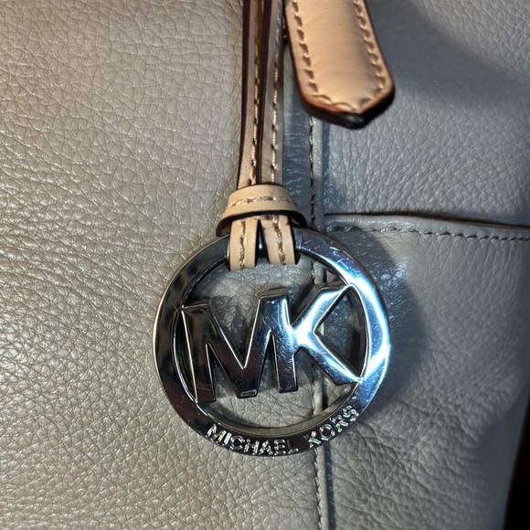 Michael Kors Grey Taupe Zipper Shoulder Bag Cream Straps 14.4”Lx11.5”Hx4”W - Picture 8 of 17